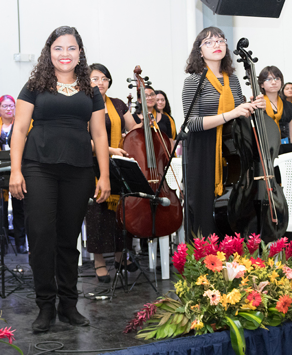 Directora coral davinciana sorprende en FILGUA | Universidad da Vinci de Guatemala