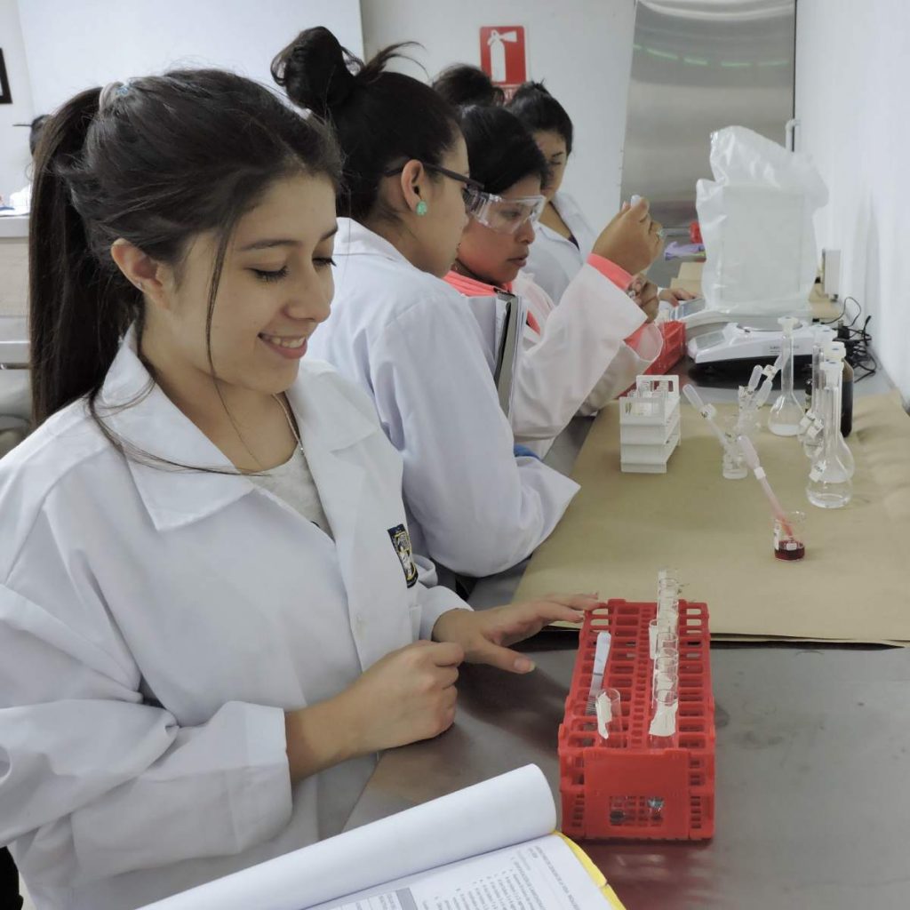 Mujeres vestidas de blanco.