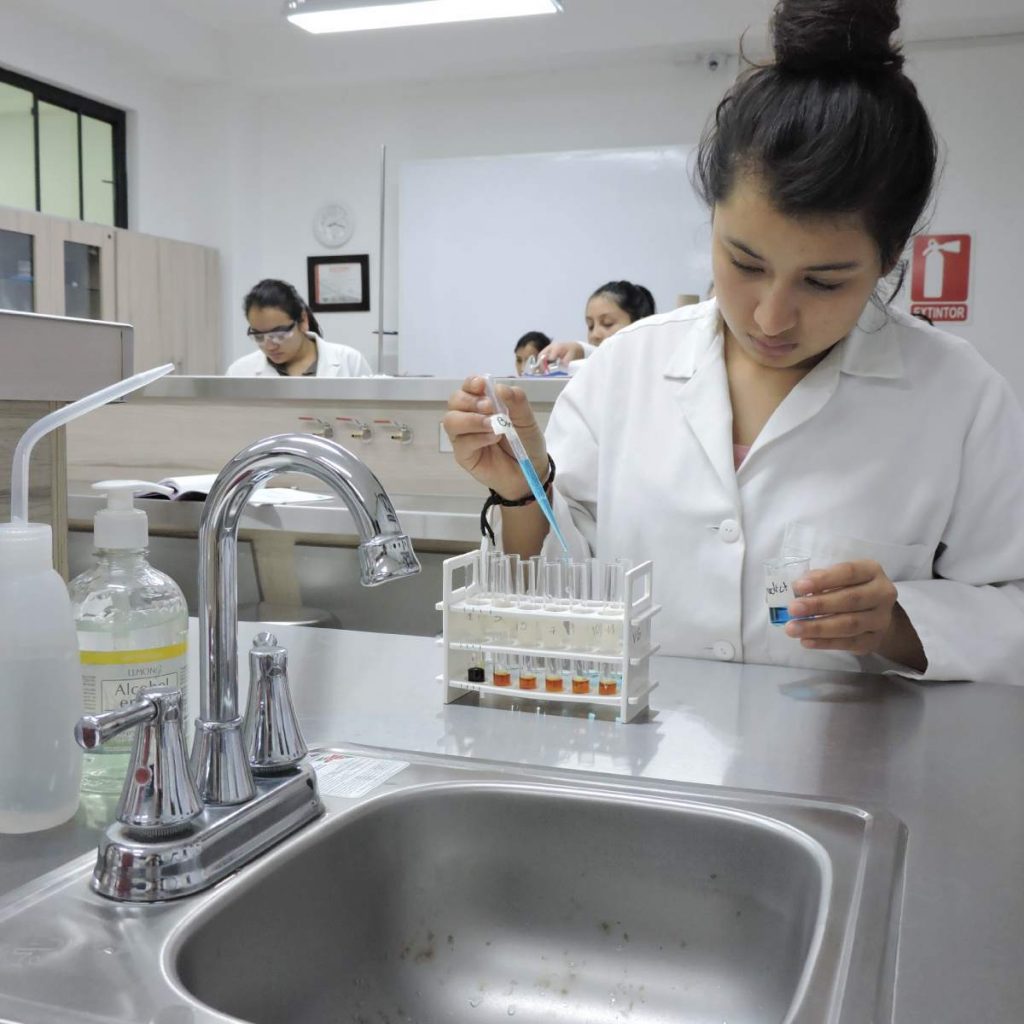 Mujer vestida de blanco, lavabo