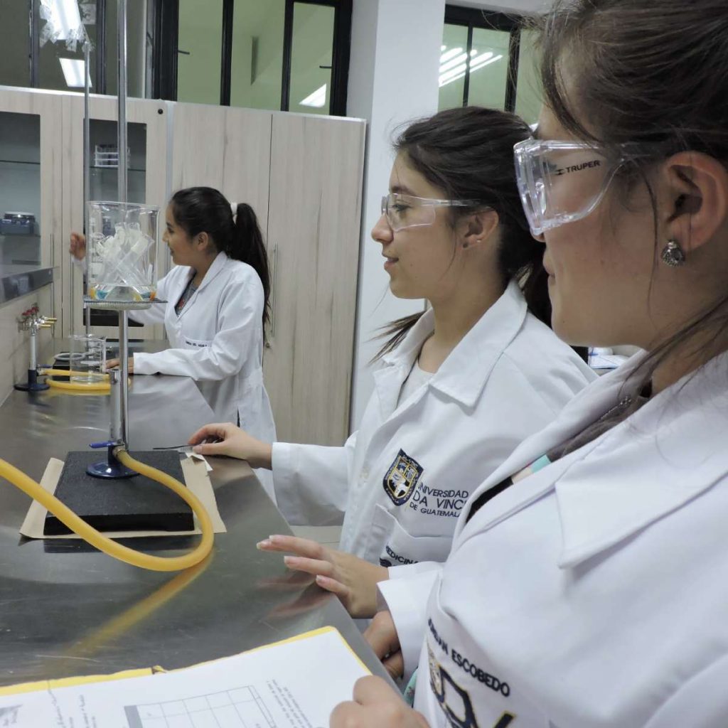 Mujeres vestidas de blanco